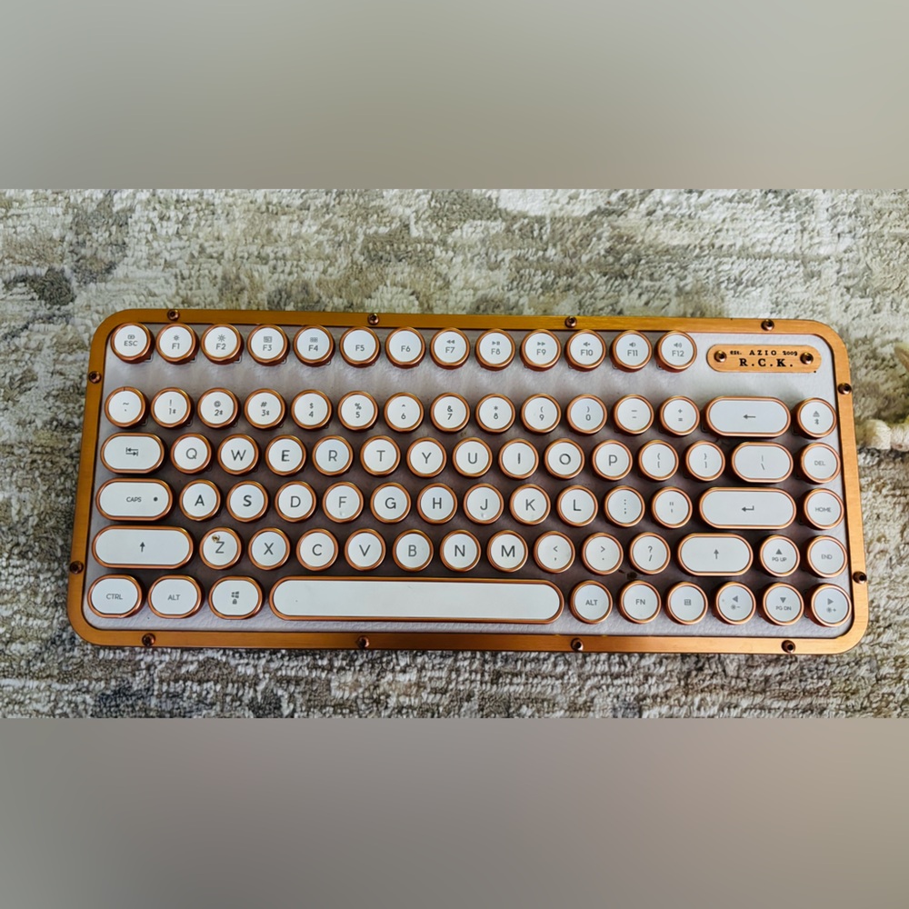 Retro Style Wireless Keyboard - White and Gold